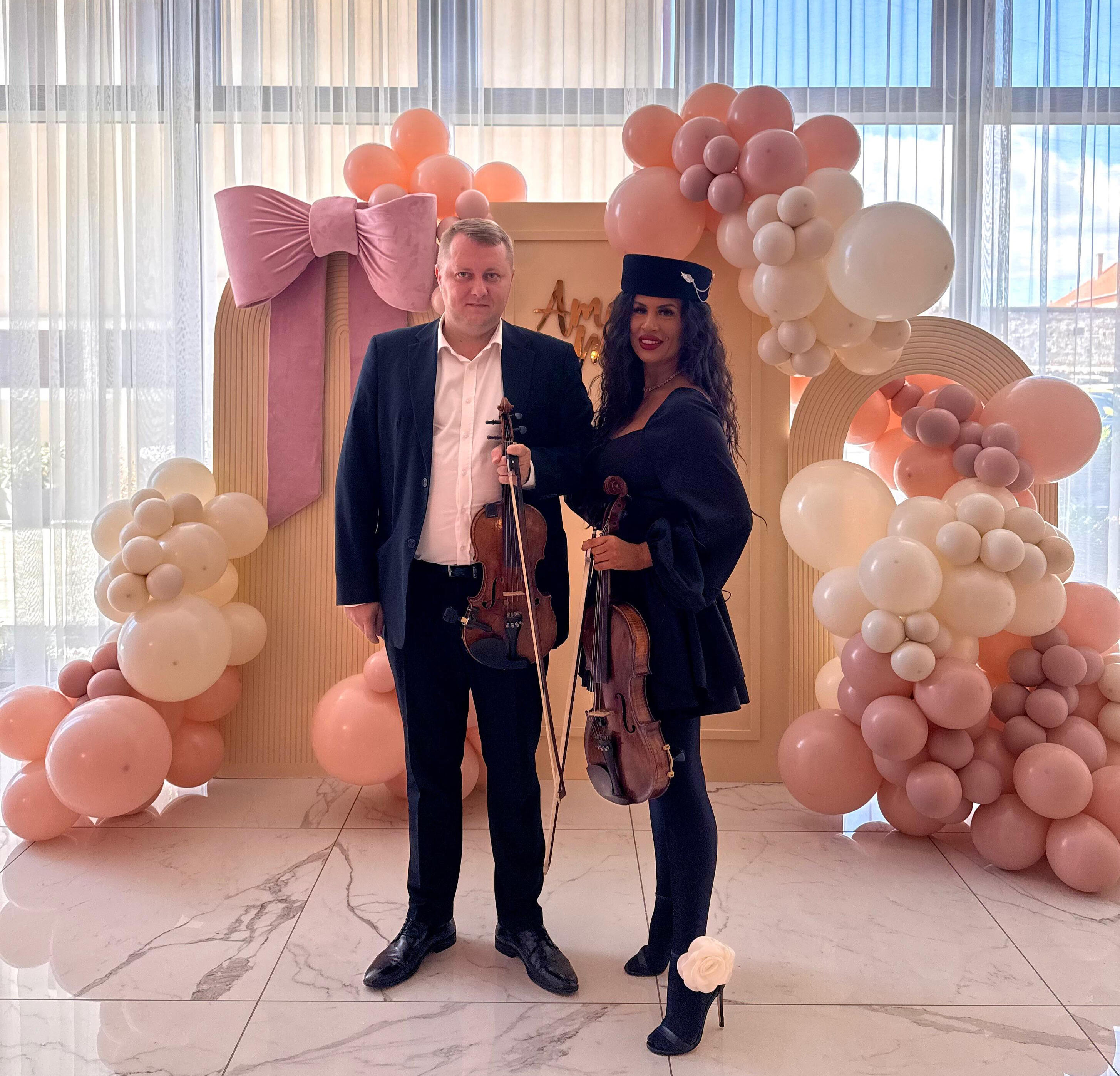 Cei doi instrumentiști sunt